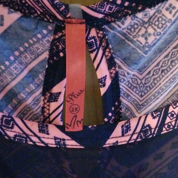 Coral and Navy blue blouse. - Picture 2 of 7